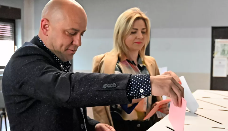 Vinkovci, 18.05.2025.- Kandidat za ?upana Vukovarsko - srijemske ?upanije Ivan Bosan?i?, glasao je na okalnim izborima u Mjesnom odboru Centar u Vinkovcima. foto HINA/Gordan Pani?/ gp