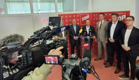 Varaždin, 19.05.2025. - Dosadašnji i budući gradonačelnik Varaždina, SDP-ov Neven Bosilj je nakon uvjerljive pobjede u prvom krugu lokalnih izbora građanima u ponedjeljak poručio da još nije gotovo te ih pozvao da za dva tjedna podrže i stranačkog kandidata za župana Varaždinske županije Brunu Istera. foto HINA/ Siniša KALAJDŽIJA/ tm