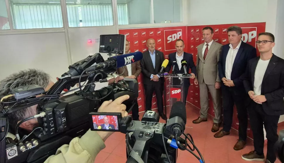 Varaždin, 19.05.2025. - Dosadašnji i budući gradonačelnik Varaždina, SDP-ov Neven Bosilj je nakon uvjerljive pobjede u prvom krugu lokalnih izbora građanima u ponedjeljak poručio da još nije gotovo te ih pozvao da za dva tjedna podrže i stranačkog kandidata za župana Varaždinske županije Brunu Istera. foto HINA/ Siniša KALAJDŽIJA/ tm