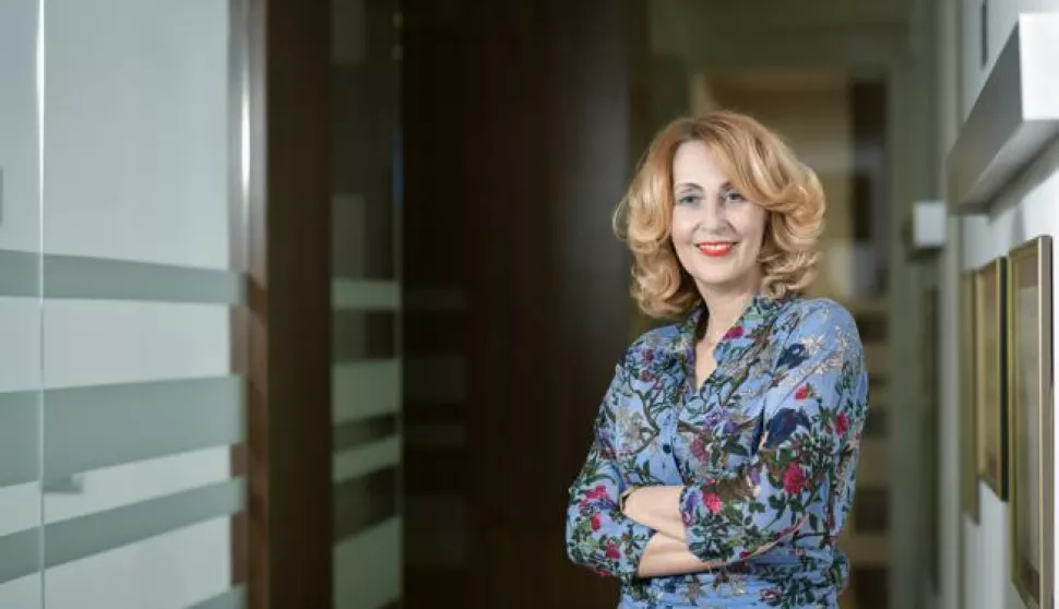 Zagreb, 23.01.2022. - Ove godine javni biljeznici bi trebali rasteretiti gruntovnice jer ce se prijedlozi za upise u zemljisne knjige i izdavanje izvadaka rjesavati elektronickim putem, a od ljeta bi se na daljinu trebala moci osnovati i tvrtka. No, nastavak digitalizacije javnobiljeznickih usluga nece se postizati putem komercijalnih platformi vec u zasebnom IT sustavu, svojevrsnoj ?sigurnoj virtualnoj sobi?, otkrila je u razgovoru za Hinu predsjednica Hrvatske javnobiljeznicke komore Zvijezdana Raus-Klier (na fotografiji).foto HINA/ HJK/ ml