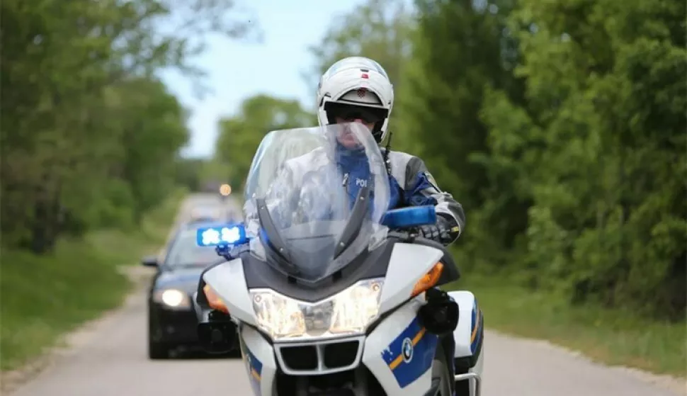 Policajci zaustavili moped na kojem je 18-godišnjak prevozio dvije osobe u dobi od 4 i 15 godina, motociklist, policija, ilustracija
