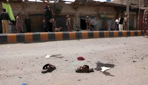 epa06900836 Pakistani security officials inspect the scene of a bomb blast near the Afghan border in Chaman, Pakistan, 20 July 2018. At least four persons were injured when a bomb planted on a motercycle exploded in Chaman. EPA/AKHTER GULFAM
