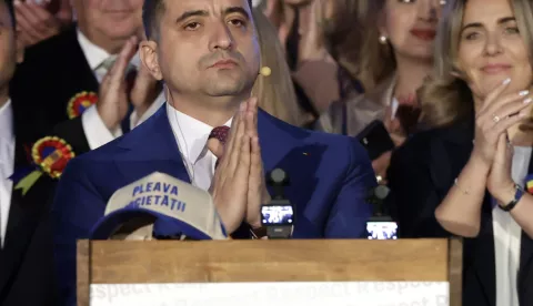 epa12114402 George Simion, presidential candidate and leader of the far-right Alliance for the Union of Romanians (AUR), delivers his speech before the first exit poll results of the presidential runoff are announced at the Parliament Palace in Bucharest, Romania, 18 May 2025. The polls have closed in Romania, where voters cast their ballots this weekend in the runoff of the presidential election, with around 18 million citizens eligible to vote, according to the Permanent Electoral Authority (AEP). EPA/ROBERT GHEMENT