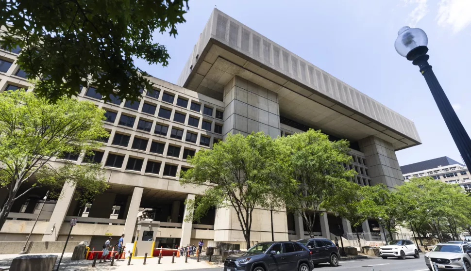 epa12106962 Netting covers the top of the deteriorating Federal Bureau of Investigation (FBI) headquarters in Washington, D.C., USA, 16 May 2025. FBI Director Patel said in a TV interview, 'The FBI is leaving the Hoover building because it is unsafe for our workforce.' EPA/JIM LO SCALZO