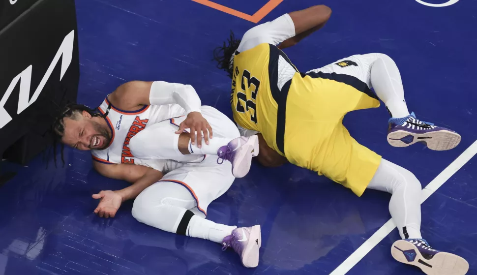 epa12124434 The Knicks' Jalen Brunson (L) and the Pacers' Myles Turner (R) collide during the second half of game one of the Eastern Conference finals between the Indiana Pacers and the New York Knicks at Madison Square Garden in New York, New York, USA, 21 May 2025. EPA/JUSTIN LANE SHUTTERSTOCK OUT