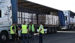 epa12124593 Trucks carrying aid wait to enter the Gaza Strip at the Kerem Shalom crossing, in southern Israel, 22 May 2025. According to the UN half a million people, or one in five people in the Strip are facing starvation while the entire population of the Gaza Strip continues to face a critical risk of famine following 19 months of conflict, mass displacement and severe restrictions on humanitarian aid. EPA/ATEF SAFADI