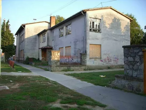 Stara zgrada srušena je 2010. godine