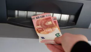 01.01.2023., Sibenik - Zakljucno s 15. sijecnjem, traje mjera obustave naplate naknade za podizanje gotovine debitnim karticama na bankomatima drugih banaka a od 16. sijecnja u ponoc gradjani mogu podizati gotov novac u eurima bez naknade iskljucivo na bankomatima svojih banaka. Photo: Dusko Jaramaz/PIXSELL