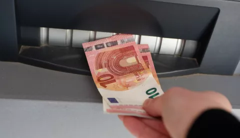 01.01.2023., Sibenik - Zakljucno s 15. sijecnjem, traje mjera obustave naplate naknade za podizanje gotovine debitnim karticama na bankomatima drugih banaka a od 16. sijecnja u ponoc gradjani mogu podizati gotov novac u eurima bez naknade iskljucivo na bankomatima svojih banaka. Photo: Dusko Jaramaz/PIXSELL