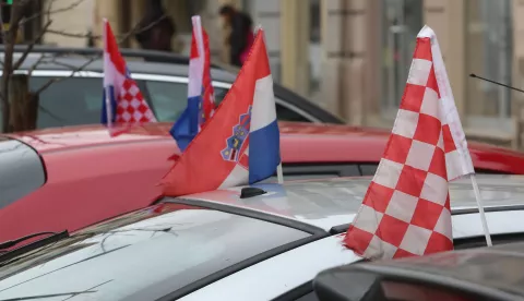 Osijek, 23. 11. 2022, Pocelo Svjetsko nogometno prvenstvo u Katru, Hrvatska danas igra prvu utakmicu protiv Maroku, navijaci, kockice, zastava, crveno bijeli, dresovi. Bilo je nesto i automobila sa zastavicama.snimio GOJKO MITIĆ