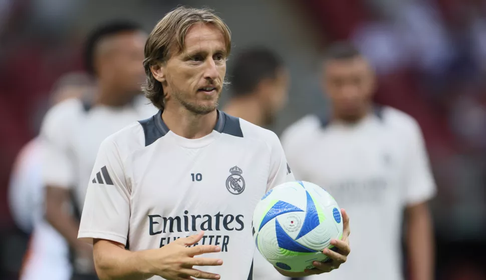 epa12126368 (FILE) - Real Madrid's Luka Modric attends the team's training session at the PGE National Stadium in Warsaw, Poland, 13 August 2024 (re-issued 22 May 2025). Luka Modric announced on 22 May 2025 that he will leave Real Madrid at the end of the club's Fifa Club World Cup campaign. EPA/Leszek Szymanski POLAND OUT