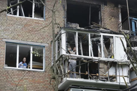 epa12129845 Residents clear debris at the site of a nine-storey residential building struck by a drone in Kyiv, Ukraine, 24 May 2025, amid the ongoing Russian invasion. Nobody was killed, but at least 15 people were injured in overnight strikes on multiple residential areas of Kyiv, according to the State Emergency Service. Russia launched a large-scale attack using at least 14 ballistic missiles and 250 drones across Ukraine. EPA/SERGEY DOLZHENKO