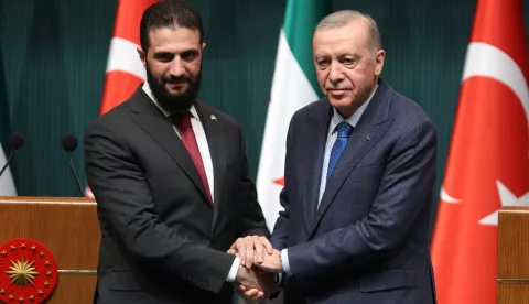 epa11875231 Turkish President Recep Tayyip Erdogan (R) and Syrian interim President Ahmed al-Sharaa (L) shake hands at a press conference after their meeting at the Presidential Palace in Ankara, Turkey, 04 February 2025. EPA/NECATI SAVAS