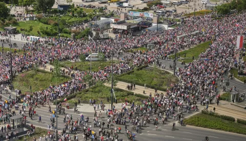 epa12133580 Supporters of Polish presidential candidate Rafal Trzaskowski attend the March of Great Patriots in Warsaw, Poland, 25 May 2025. Trzaskowski will compete against Karol Nawrocki in the second round of Poland's presidential election on 01 June 2025, after neither candidate received more than 50 percent of the vote in the first round on 18 May. EPA/RAFAL GUZ