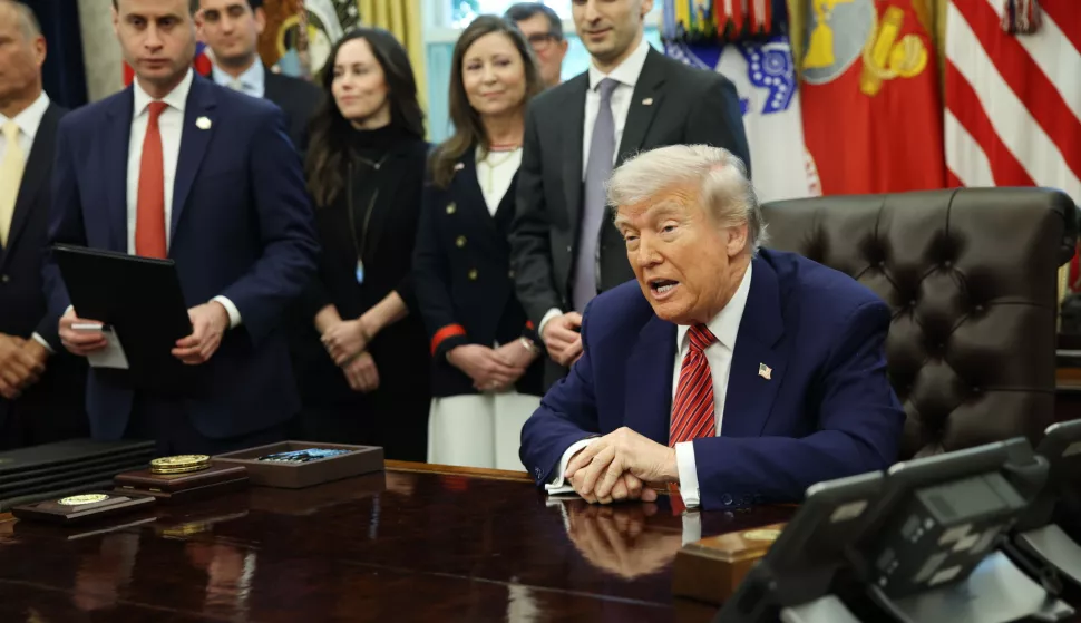 epa12129184 US President Donald Trump (R) signs an executive order on nuclear energy in the Oval Office of the White House, Washington, D.C., USA, 23 May 2025. EPA/SAMUEL CORUM/POOL
