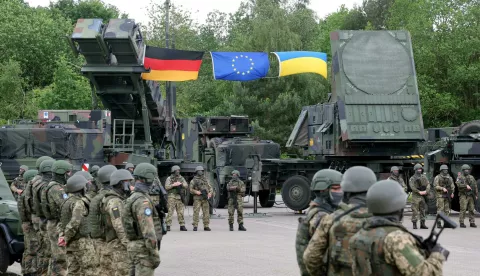 29 May 2024, Mecklenburg-Western Pomerania, --: Soldiers from Air Defense Missile Group 21 and Ukrainian soldiers have set up at a military training area in Mecklenburg-Western Pomerania. On the same day, Federal Minister of Defense Pistorius (SPD) was here to learn about the training of Ukrainian soldiers on the ground-based Patriot air defence system. Photo: Bernd W?stneck/dpa Photo: Bernd W?stneck/DPA