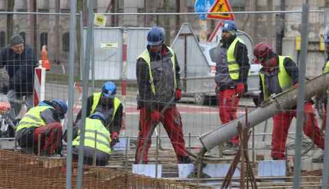 Osijek, 24. 01. 2024, Europska Avenija, strani radnici na gradislistu tramvajske pruge u Osijeku.snimio GOJKO MITIĆ