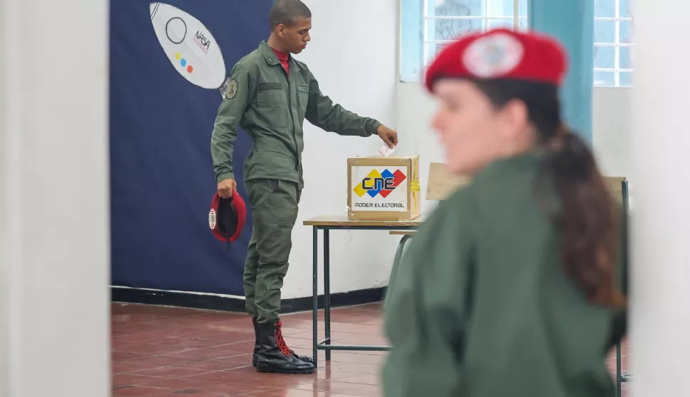 epa12133862 A soldier votes in a polling station to participate in the regional elections in Caracas, Venezuela, 25 May 2025. Polling stations in Venezuela began opening their doors around 6:00 a.m. local time (10:00 a.m. GMT) for regional and legislative elections that will elect, for the first time, authorities for the Essequibo region. EPA/MIGUEL GUTIERREZ