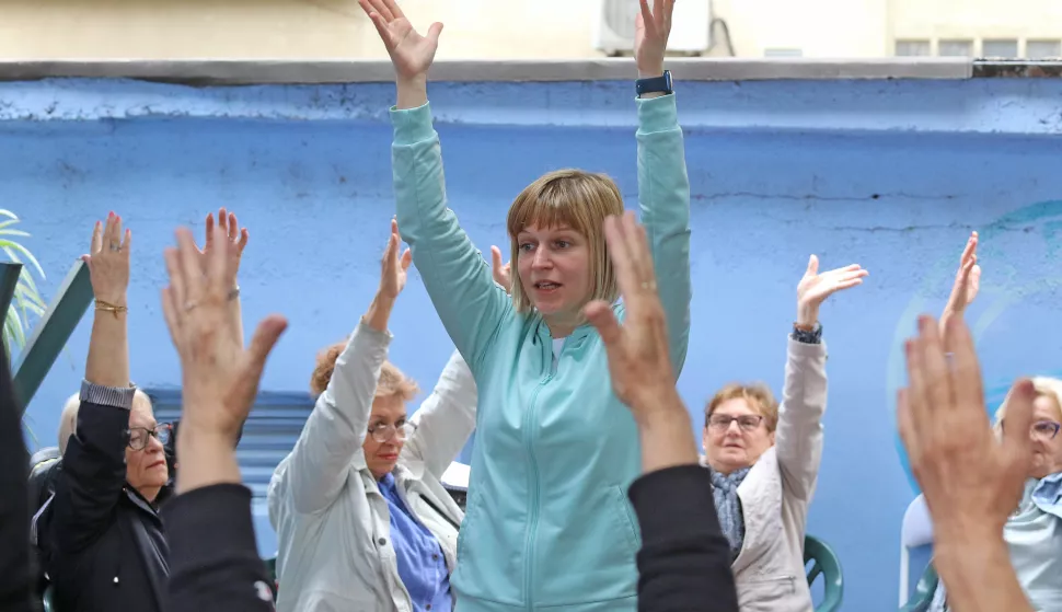 Osijek, 26. 05. 2025, Dnevni boravak za umirovljenike. Fizioterapeutkinja Ivona Pinkl - vježbala je i savjetovala umirovljenike.snimio GOJKO MITIĆ