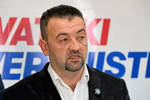 Vukovar, 20.05.2025. - U prostorijama Hrvatskih suverenista, predsjednik Hrvatskih suverenista i kandidat za gradonačelnika Vukovara Marijan Pavliček, zajedno s kandidatom za zamjenika gradonačelnika Filip Sušac, održao je konferenciju za medije kako bi se osvrnuo na lokalne izbore i poslao poruku biračima uoči drugog kruga. Na fotografiji Marijan Pavliček. foto HINA/ Gordan PANIĆ/ tm