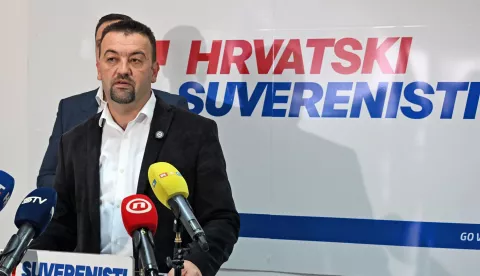 Vukovar, 20.05.2025. - U prostorijama Hrvatskih suverenista, predsjednik Hrvatskih suverenista i kandidat za gradonačelnika Vukovara Marijan Pavliček, zajedno s kandidatom za zamjenika gradonačelnika Filip Sušac, održao je konferenciju za medije kako bi se osvrnuo na lokalne izbore i poslao poruku biračima uoči drugog kruga. Na fotografiji Marijan Pavliček. foto HINA/ Gordan PANIĆ/ tm
