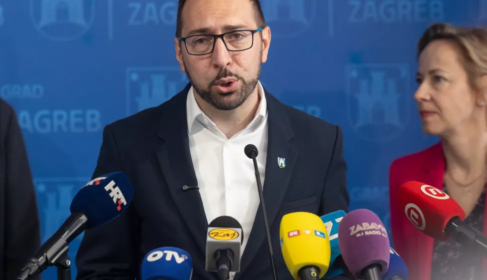 Zagreb, 20.05.2025. - Zagrebački gradonačelnik Tomislav Tomašević zajedno sa svojim zamjenicima Lukom Korlaetom i Danijelom Dolenec predstavio je program za provedbu javnog natječaja za izradu idejnog urbanističko-arhitektonskog rješenja za stadion Maksimir - SRC Svetice.Na fotografiji Tomisalv Tomašević.foto HINA/ Edvard ŠUŠAK