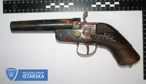 Slavonka dragovoljno predala policiji kuburu. ilustracija, kubura