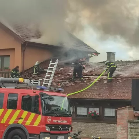 Poznati baranjski restoran "Citadela" upravo je u plamenu i vatrogasci se bore s vatrom. Operativno-komunikacijski centar Policijske uprave osječko-baranjske dojavu da gori restoran u Vardarcu zaprimio je u 12,38 sati. Gašenje požara je u tijeku.