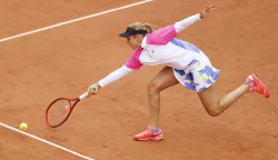 epa08705570 Donna Vekic of Croatia plays a forehand in her first round match against Irina Bara of Romania at the French Open tennis tournament at Roland Garros in Paris, France, 29 September 2020. EPA/IAN LANGSDON
