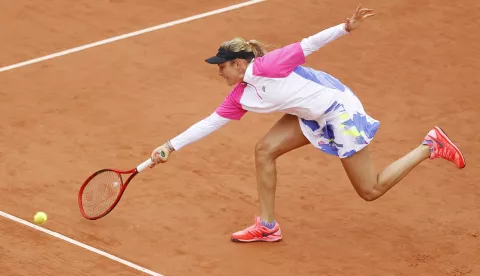 epa08705570 Donna Vekic of Croatia plays a forehand in her first round match against Irina Bara of Romania at the French Open tennis tournament at Roland Garros in Paris, France, 29 September 2020. EPA/IAN LANGSDON