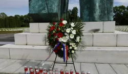 VUKOVAR, 29. svibnja 2025. (Hina) - U povodu Dana državnosti i Dana hrvatskih branitelja Vukovarsko-srijemske županije na Memorijalnom groblju žrtava iz Domovinskog rata u Vukovaru vijence su u četvrtak položila i svijeće upalila brojna izaslanstva.