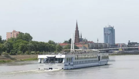 OSIJEK, 20. 05. 2017, DRAVA, TVRĐA, OSIJEK, MOST, CRUISER FILIA RHENI, TURISTI, UPLOVLJAVANJE U OSIJEK, SLOBODNJAK.snimiio GOJKO MITIĆ