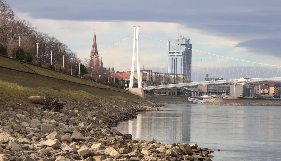 Osijek, 28. 01. 2025., most, konkatedrala, hotel Osijek, Drava, rijeka Drava, vodostaj, nizak vodostaj, oblaci, oblak, južina, slobodnjak, slobodnjaciSNIMIO BRUNO JOBST