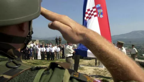 Knin, 05.08.2003 - Ceremonija podizanja drћavnog stijega na Kninskoj tvrрavi povodom obiljeћavanja Dana pobjede i domovinske zahvalnosti. Ceremoniji je prisustvovala i ministrica obrane Ћeljka Antunoviж i potpredsjednik Vlade Goran Graniж. foto FaH/ Dario GRZELJ