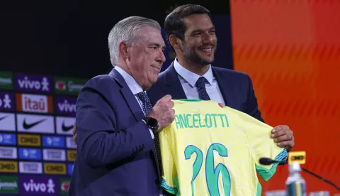 epa12137464 Italian Carlo Ancelotti (L) and the president of the Brazilian Football Confederation (CBF), Samir Xaud, attend a press conference where Ancelotti was presented as new head coach of men's Brazilian national soccer team, in Rio de Janeiro, Brazil, 26 May 2025. EPA/ANDRE COELHO