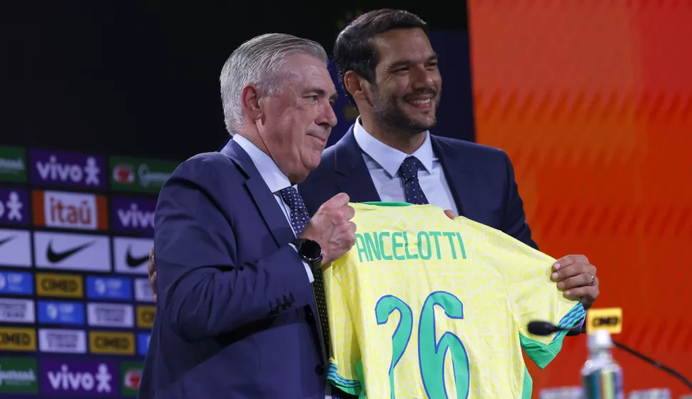 epa12137464 Italian Carlo Ancelotti (L) and the president of the Brazilian Football Confederation (CBF), Samir Xaud, attend a press conference where Ancelotti was presented as new head coach of men's Brazilian national soccer team, in Rio de Janeiro, Brazil, 26 May 2025. EPA/ANDRE COELHO