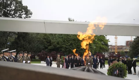 Zagreb, 30.05.2025. - Na Dan državnosti Republike Hrvatske predsjednik Vlade RH Andrej Plenković i predsjednik Hrvatskoga sabora Gordan Jandroković položili su vijenac kod Spomenika domovini. Na fotografiji Andrej Plenković s članovima Vlade RH. foto HINA /Zvonimir KUHTIĆ/ kuzo