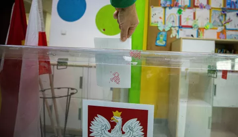 epa12111722 A person votes at a polling station during Poland's presidential elections in Wroclaw, Poland, 18 May 2025. Nearly 29 million Poles are eligible to vote in these elections, where 13 candidates are competing to elect their next president for a five-year term. A potential runoff is set for 1 June if no candidate achieves an outright majority in the first round. EPA/Krzysztof Cwik POLAND OUT