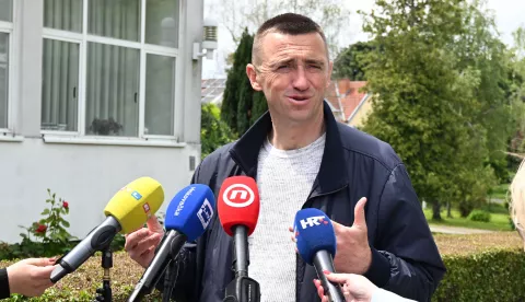 Vukovar, 18.05.2025. - Lokalni izbori. Gradonačelnik Vukovara, predsjednik Domovinskg pokreta i saborski zastupnik Ivan Penava, glasao je u Osnovnoj školi Antuna Bauera.foto HINA/Gordan Panić