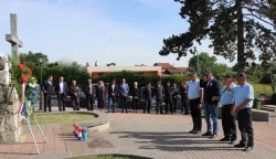 Polaganjem vijenaca i paljenjem svijeća izaslanstva Grada Đakova, HV-a, MUP-a, udruga proisteklih iz Domovinskog rata te delegacija političkih stranaka kod središnjeg križa na Gradskom groblju, a u spomen na sve poginule branitelje, civilne žrtve rata i prvog hrvatskog predsjednika dr. Franju Tuđmana, započeo je program obilježavanja Dana državnosti.