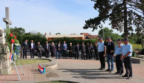 Polaganjem vijenaca i paljenjem svijeća izaslanstva Grada Đakova, HV-a, MUP-a, udruga proisteklih iz Domovinskog rata te delegacija političkih stranaka kod središnjeg križa na Gradskom groblju, a u spomen na sve poginule branitelje, civilne žrtve rata i prvog hrvatskog predsjednika dr. Franju Tuđmana, započeo je program obilježavanja Dana državnosti.
