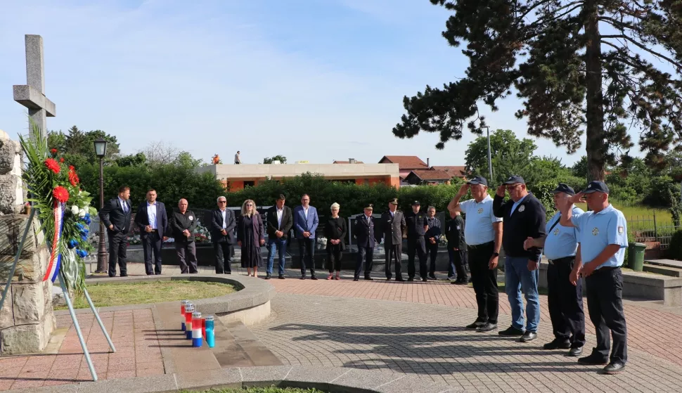 Polaganjem vijenaca i paljenjem svijeća izaslanstva Grada Đakova, HV-a, MUP-a, udruga proisteklih iz Domovinskog rata te delegacija političkih stranaka kod središnjeg križa na Gradskom groblju, a u spomen na sve poginule branitelje, civilne žrtve rata i prvog hrvatskog predsjednika dr. Franju Tuđmana, započeo je program obilježavanja Dana državnosti.