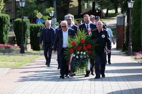 Polaganjem vijenaca i paljenjem svijeća izaslanstva Grada Đakova, HV-a, MUP-a, udruga proisteklih iz Domovinskog rata te delegacija političkih stranaka kod središnjeg križa na Gradskom groblju, a u spomen na sve poginule branitelje, civilne žrtve rata i prvog hrvatskog predsjednika dr. Franju Tuđmana, započeo je program obilježavanja Dana državnosti.