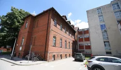 Virovitička Opća bolnica uskoro kreće u obnovu četiriju starih zgrada, A, B, C i D, a ugovore su potpisali ravnatelj bolnice Dinko Blažević, ravnatelj APN-a Dragan Hristov i predstavnik tvrtke RESALTA d.o.o., izvođača radova, član Uprave Darijo Vladimir.VPŽ - PRILOG, SVIBANJ 2025.