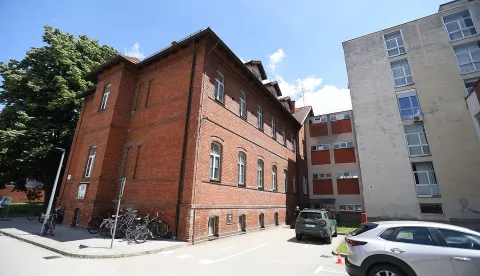 Virovitička Opća bolnica uskoro kreće u obnovu četiriju starih zgrada, A, B, C i D, a ugovore su potpisali ravnatelj bolnice Dinko Blažević, ravnatelj APN-a Dragan Hristov i predstavnik tvrtke RESALTA d.o.o., izvođača radova, član Uprave Darijo Vladimir.VPŽ - PRILOG, SVIBANJ 2025.