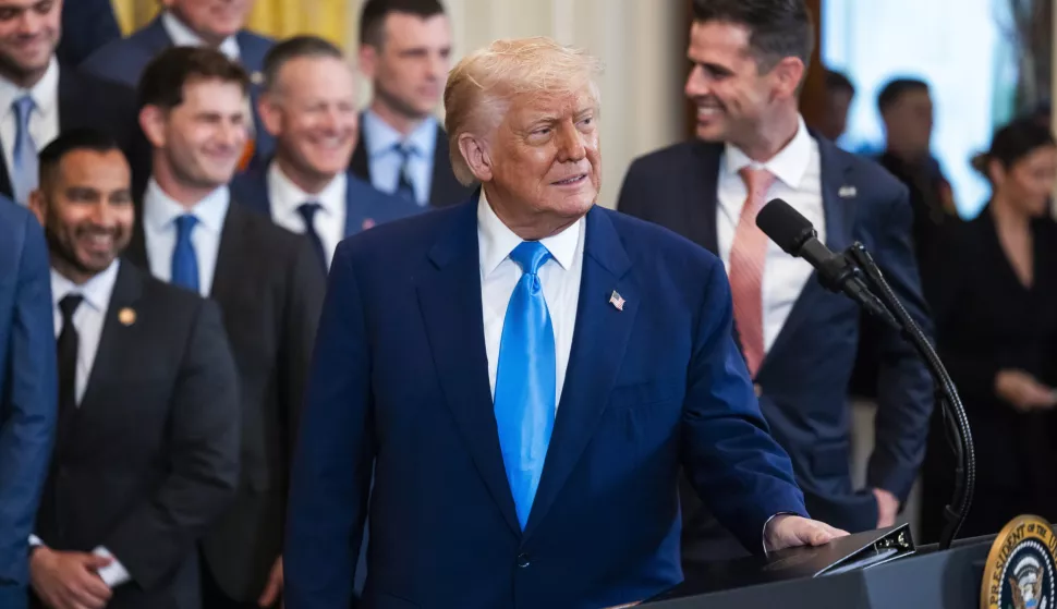 epa12124059 US President Donald Trump welcomes the 2025 NCAA Men's College Basketball Champions, the University of Florida Gators, to the East Room of the White House in Washington, DC, USA, 21 May 2025. EPA/JIM LO SCALZO/POOL