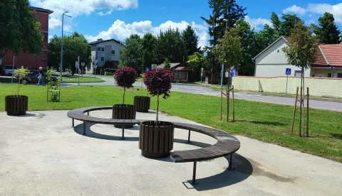 Klupa kod tržnice Beli Manastir