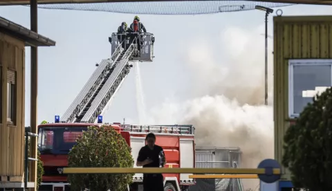 Zagreb, 01.06.2025 - Gašenje požara na odlagalištu otpada na Jakuševcu koji je izbio u nedjelju oko 15,30 sati je u tijeku. Na slici vatrogasci gase požar.foto HINA/ Admir BULJUBAŠIĆ/ ds