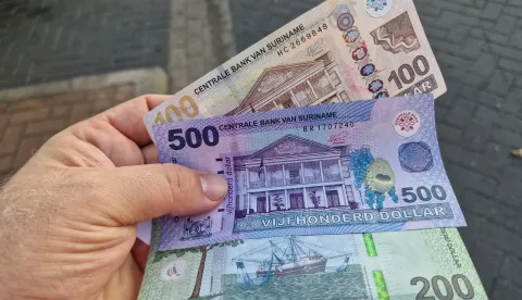 novac u rukama