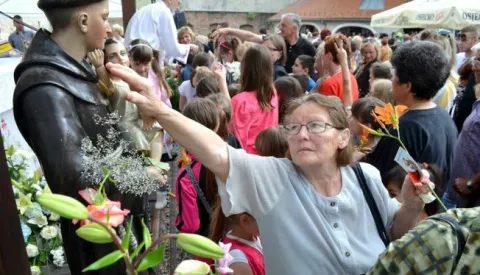?osijek, 13 lipanj 2016, 16,00h, tvrđa, antunovo, sv ante, sveta misa, blagoslov djece i ljiljanasnimio zdenko puić------Osijek 3 stupca color